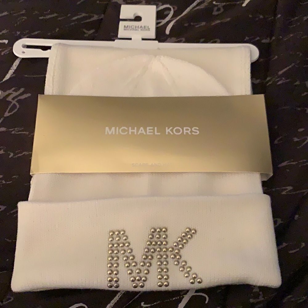 🆕Michael Kors Dome Studded Scarf & Hat Set Cream